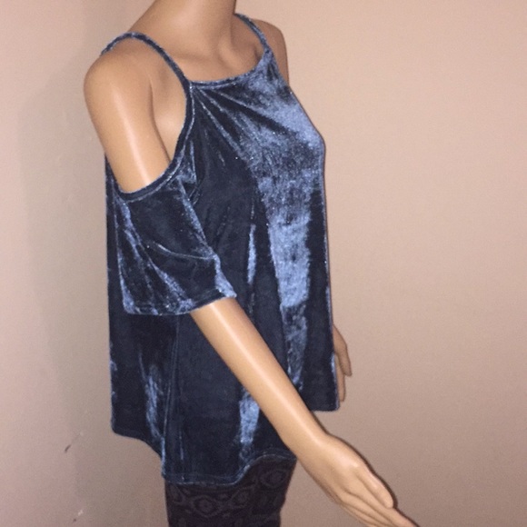 🇺🇸🇺🇸🇺🇸Velvet Cold Shoulder Top 😍💖 - Picture 4 of 8